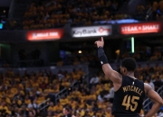 米切尔，复出首战轰40分，步行者！的简单介绍